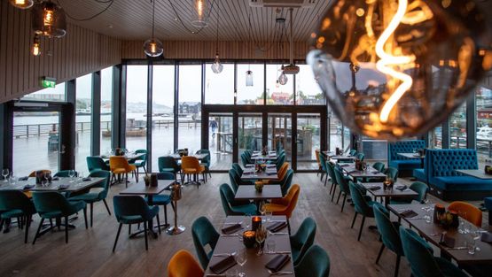 Spisesalen med rolig belysning